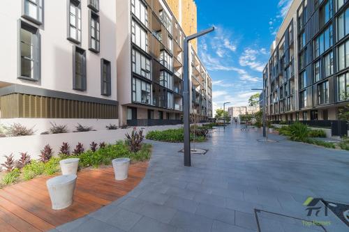 Zetland Spacious 3 Bedroom Apartment Near East Village Shopping Mall, Train Station and Airport in Zetland