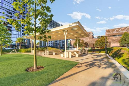 Zetland Spacious 3 Bedroom Apartment Near East Village Shopping Mall, Train Station and Airport in Zetland
