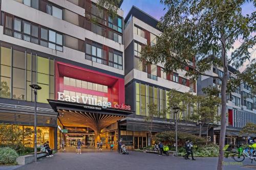 Zetland Spacious 3 Bedroom Apartment Near East Village Shopping Mall, Train Station and Airport in Zetland