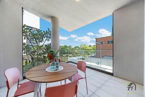 Zetland Spacious 3 Bedroom Apartment Near East Village Shopping Mall, Train Station and Airport in Zetland