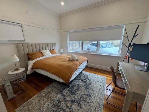 Stylish and Conveniently Located 3 bedroom house retreat in Surrey Hills Melbourne in Canterbury