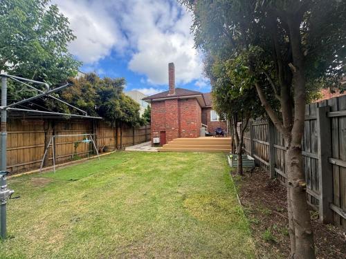 Garden, Stylish and Conveniently Located 3 bedroom house retreat in Surrey Hills Melbourne in Canterbury