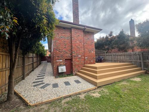 Garden, Stylish and Conveniently Located 3 bedroom house retreat in Surrey Hills Melbourne in Canterbury