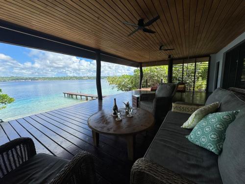 Aroe Island Beach House in Санто