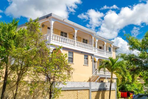 Scenic 3 Bedroom Apartment And Car Rentals in Canefield