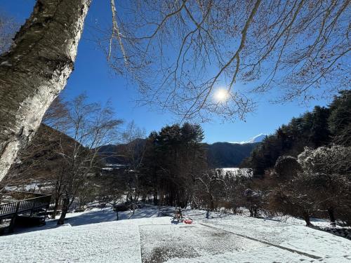 Cabin A MtFuji view, BBQ, lake Saiko 3mins, hammock, wood deck