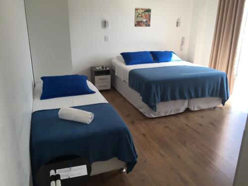 1 queen bed, 2 twin beds