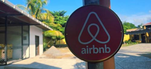 Mini Casa azul con generador electrico y parqueo in Puerto Barrios