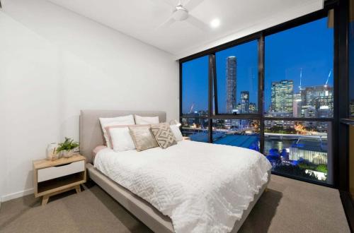 South Bank Modern 2BR Riverside Retreat - image 5