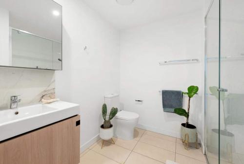 South Bank Modern 2BR Riverside Retreat - image 3
