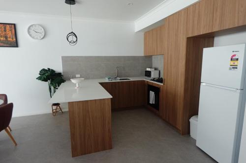 บ้านเดี่ยว 3 ห้องนอน 2 ห้องน้ำส่วนตัว ขนาด 136 ตร.ม. – ควีนพาร์ค (New Modern Townhouse Close to City & Transport) in ควีนพาร์ค