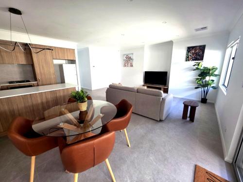 บ้านเดี่ยว 3 ห้องนอน 2 ห้องน้ำส่วนตัว ขนาด 136 ตร.ม. – ควีนพาร์ค (New Modern Townhouse Close to City & Transport) in ควีนพาร์ค