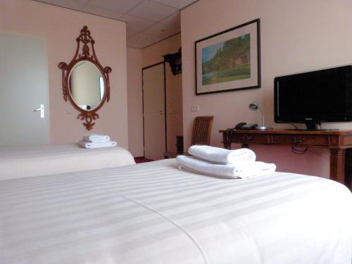 2 twin beds