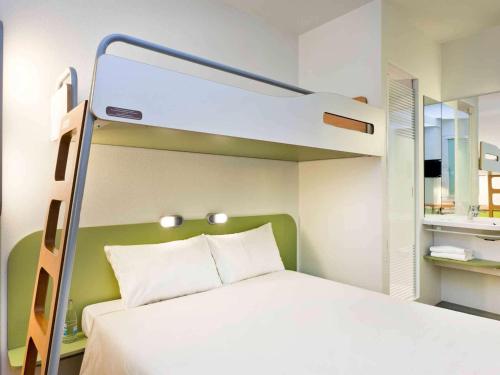 1 double bed, 1 bunk bed