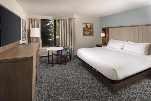 DoubleTree by Hilton Murfreesboro - Tap to explore photos