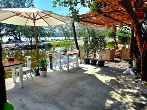 White Beach Hostel in Koh Rong