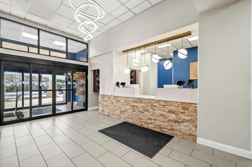 Comfort Inn & Suites Plainville-Foxboro - image 2