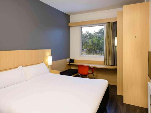 Standard Double Room image 6