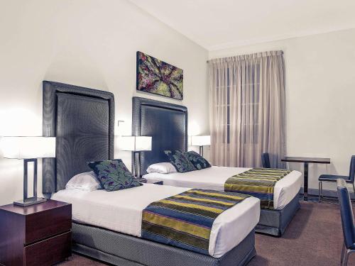 1 queen bed, 1 twin bed