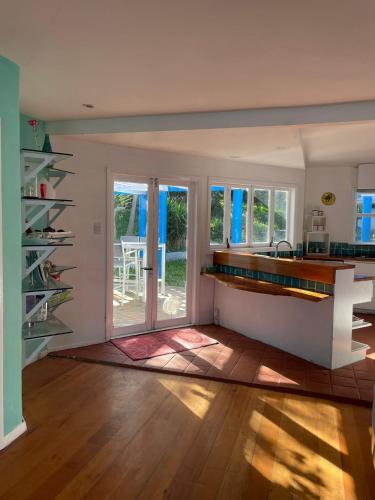 Hus på  m² i Seatoun, med 2 sovrum och 1 badrum (privat) (Breaker Bay. Paradise.) in Seatoun