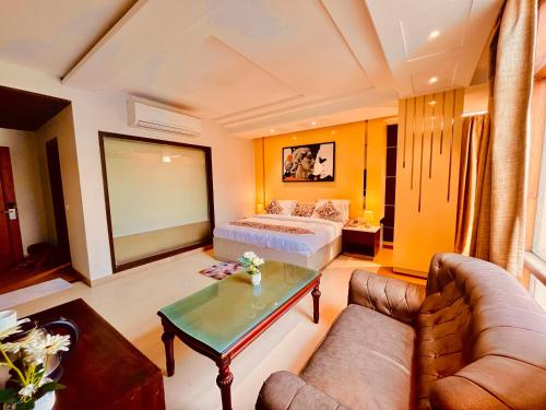 Hotel Hollywood Vibes #riverview #premium rooms #prime location #most awarded #parking #top rated #o in Vashist