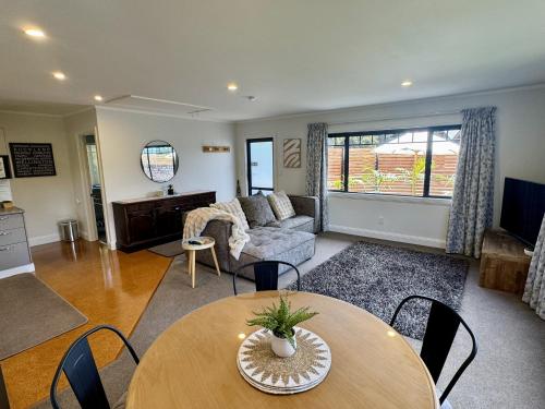 Guestroom, Redwood Cottage - Essential Comfort in Redwood Valley