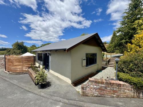 Exterior view, Redwood Cottage - Essential Comfort in Redwood Valley