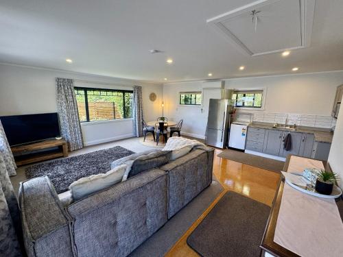 Redwood Cottage - Essential Comfort in Redwood Valley