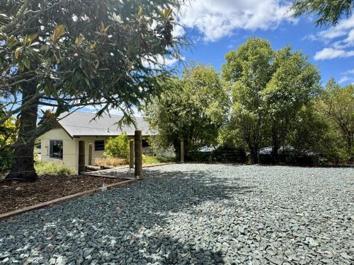 Redwood Cottage - Essential Comfort in Redwood Valley