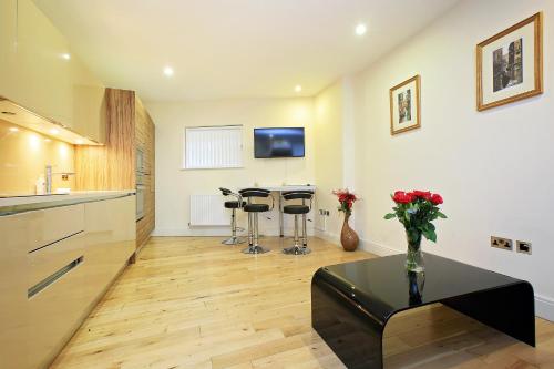 2 bedrooms, 5 beds