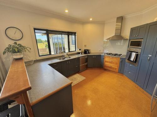 Redwood Vista - Essential Serenity in Redwood Valley