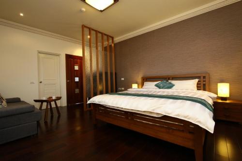 Star Shine B&B Located in Jiaoxi Township, Star Shine B&B is a perfect starting point from which to explore Yilan. The hotel offers guests a range of services and amenities designed to provide comfort and convenienc