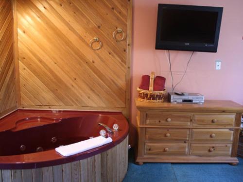 ไนต์ อินน์ โคโลเนียล ไฟร์ไซด์ อินน์ (Knights Inn Colonial Fireside Inn) in เพมโบรก (ON)