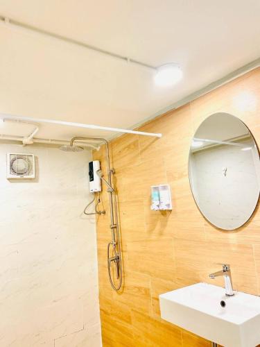 room detail thumbnail 2