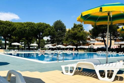 Lovely flat with pool access
