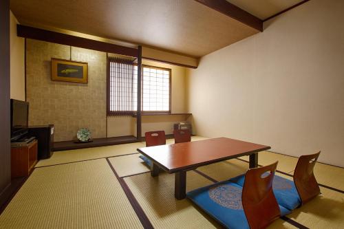 room detail thumbnail 2