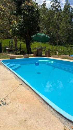 Refúgio no Campo com Piscina e Cachoeira (Refugio no Campo com Piscina e Cachoeira) in Mercês (Minas Gerais)