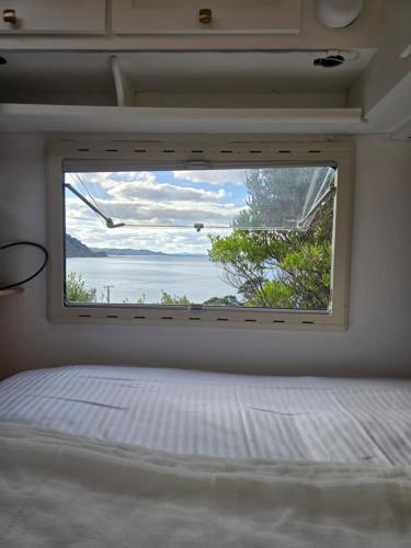 Skats, Goat-Island Beach front get-away in Leigh