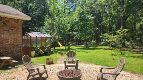 Cottage Retreat Family Pet Friendly w-Firepit in Milton