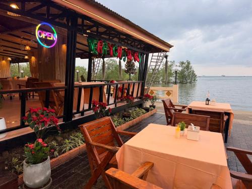 bar/salon, Diamond Beach Resort in Krabi