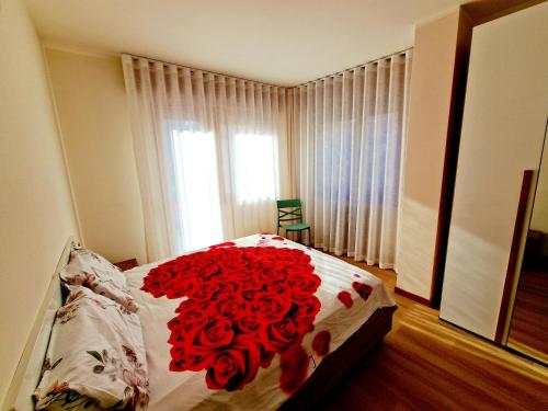 Continental - 3 Bedrooms - 60 Steps train stations & Balcony
