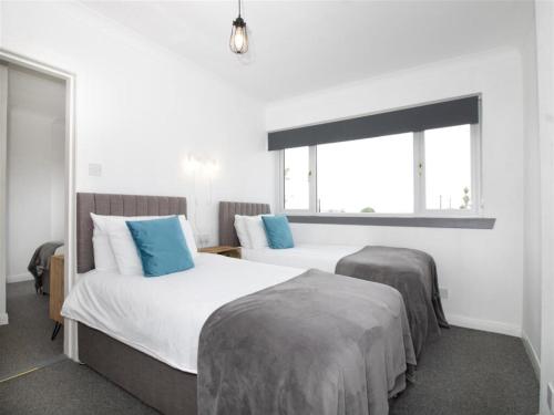 1 double bed, 2 twin beds