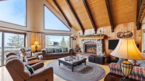 Starry Heights by AvantStay 6BDR Stunning Views in Lake Arrowhead, USA