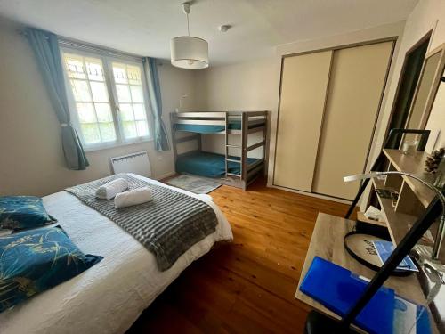 1 king bed, 2 bunk beds