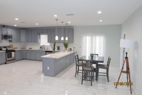Welcome to A new updated 3 bedroom 2 Bath Home in Kalifornijas pilsēta (CA)