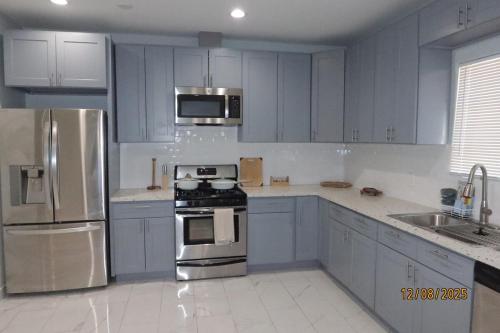 Welcome to A new updated 3 bedroom 2 Bath Home in Kalifornijas pilsēta (CA)