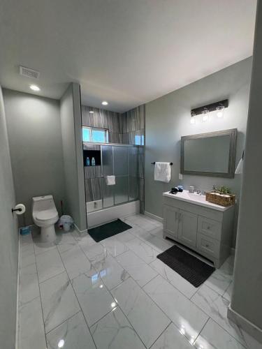 Welcome to A new updated 3 bedroom 2 Bath Home in Kalifornijas pilsēta (CA)