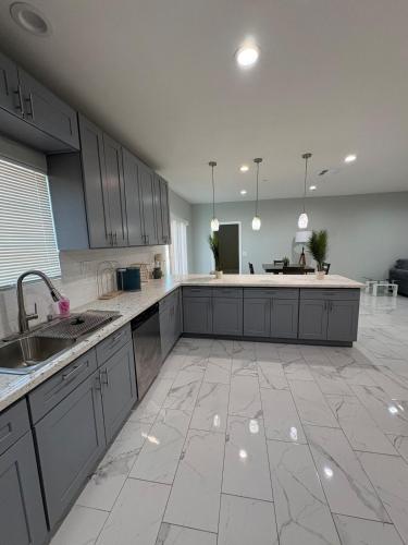 Welcome to A new updated 3 bedroom 2 Bath Home in Kalifornijas pilsēta (CA)