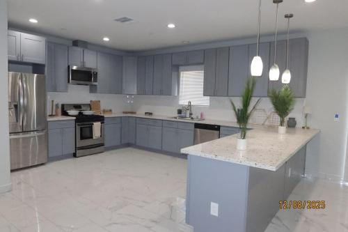 Welcome to A new updated 3 bedroom 2 Bath Home in Kalifornijas pilsēta (CA)
