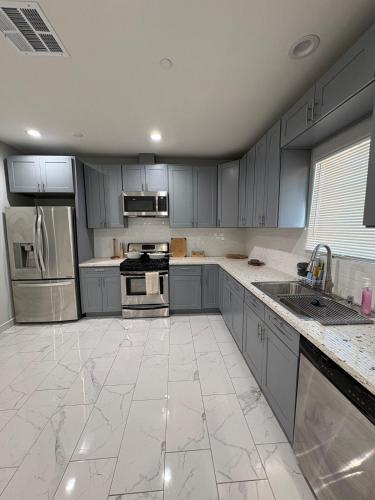 Welcome to A new updated 3 bedroom 2 Bath Home in Kalifornijas pilsēta (CA)